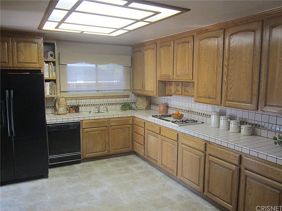 5th image of 23418 Vanowen St