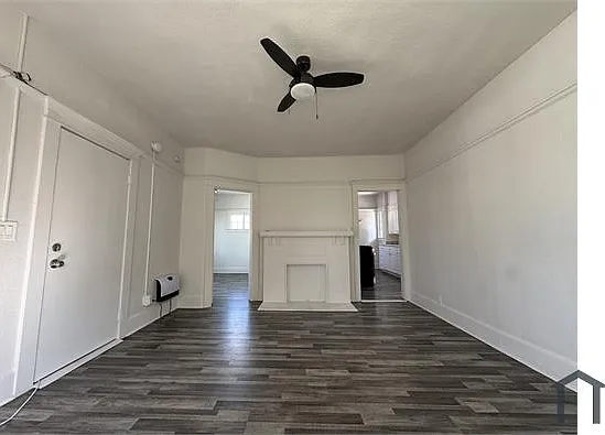 470 W 47th Pl — Photo 3