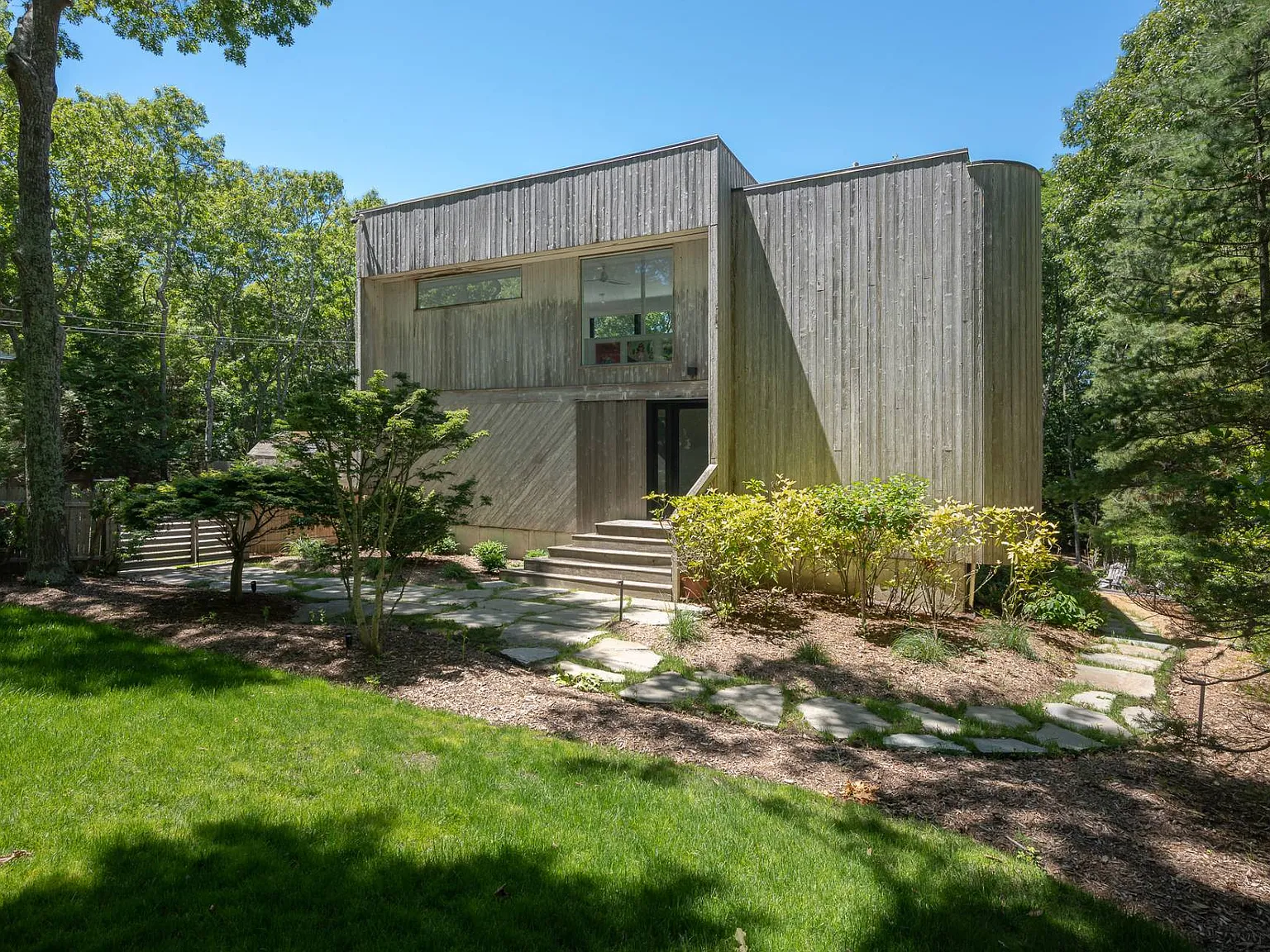 Renovated Southampton Rental With Heated Pool — Photo 4