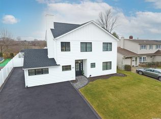 125 Springtime Ln W, Levittown, NY 11756