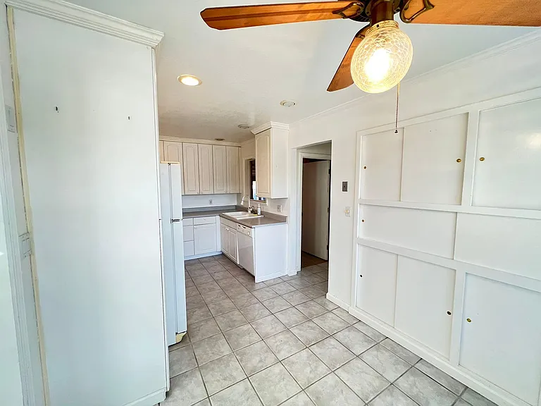 1135 Morton Ave — Photo 3