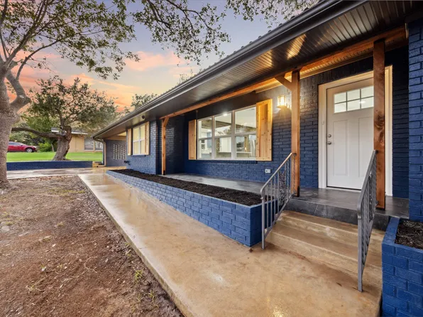 1305 W 1st St, Lampasas, TX 76550