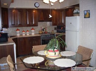 341 Thornridge Dr, Levittown, PA