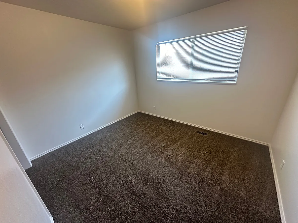 Building Photo - 872 N University Ave #5