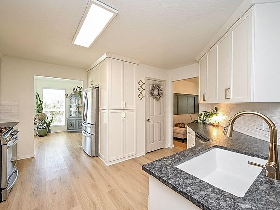5th image of 9889 Hyacinth Way