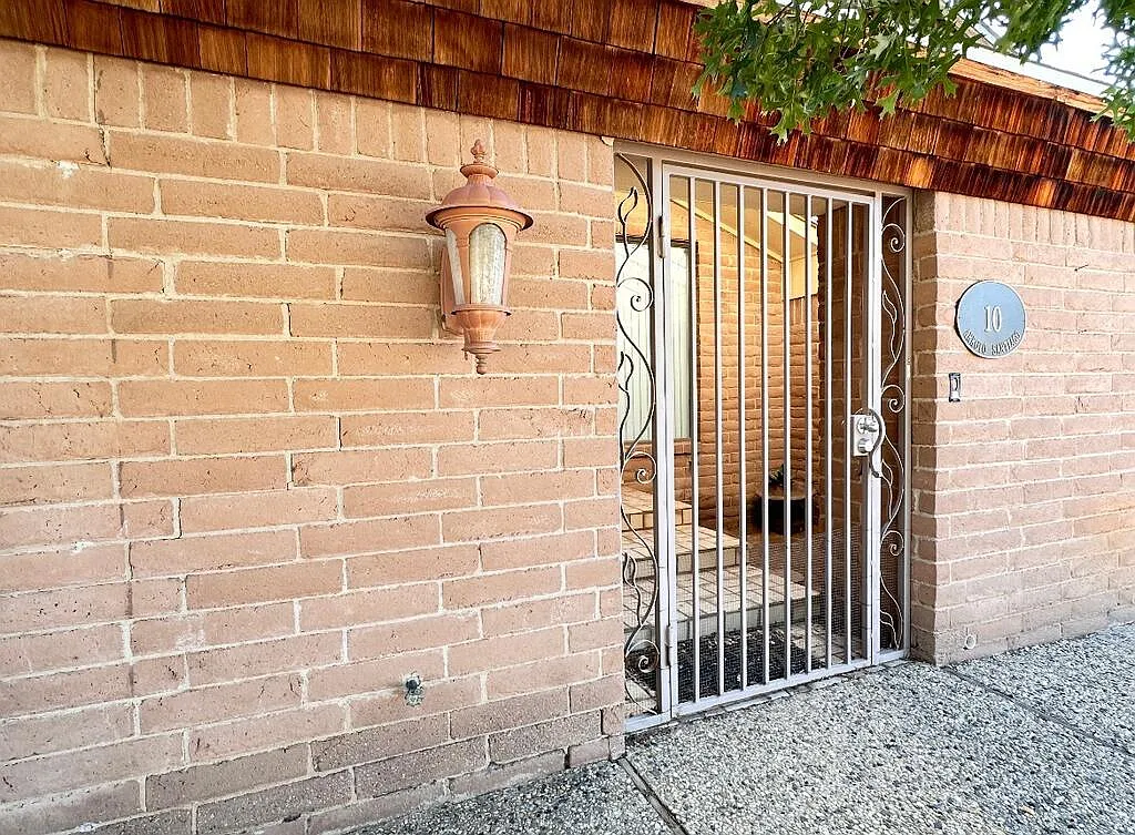 2 bed, 2.0 bath, 1959 sqft, $2,400 — Photo 3