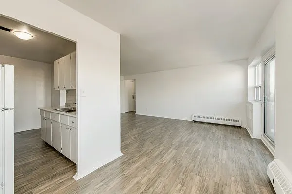 1560 Lawrence Avenue West Toronto — Photo 2