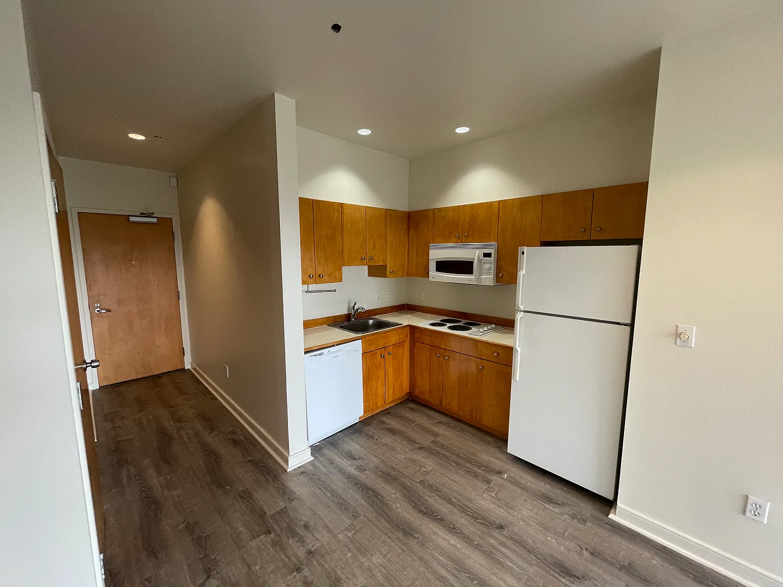 2 bed, 736 sqft, $2,895 — Photo 2