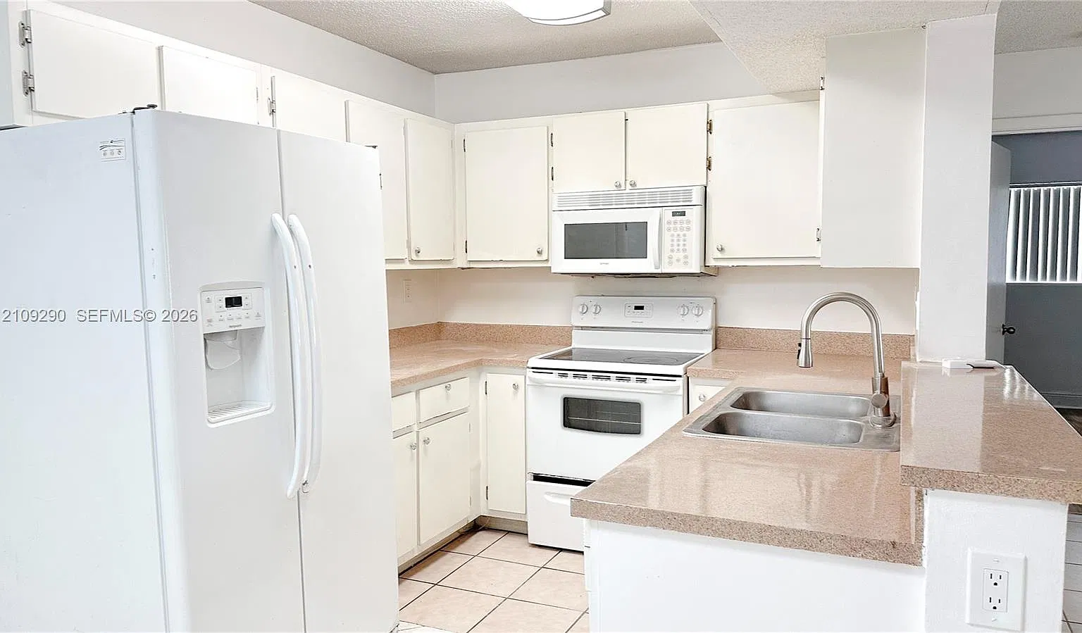 Palms Of Pembroke Condo — Photo 1