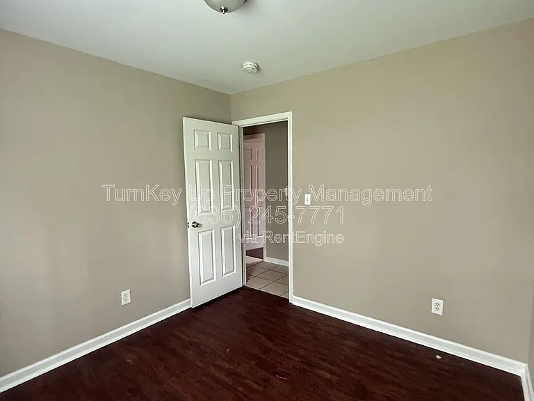 1202 Laredo Ave — Photo 12