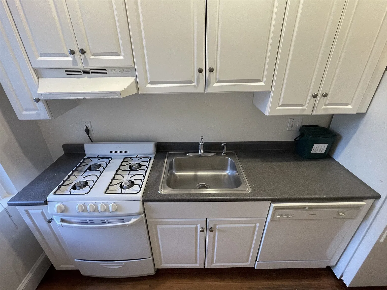 2 bed, 900 sqft, $3,100 — Photo 2