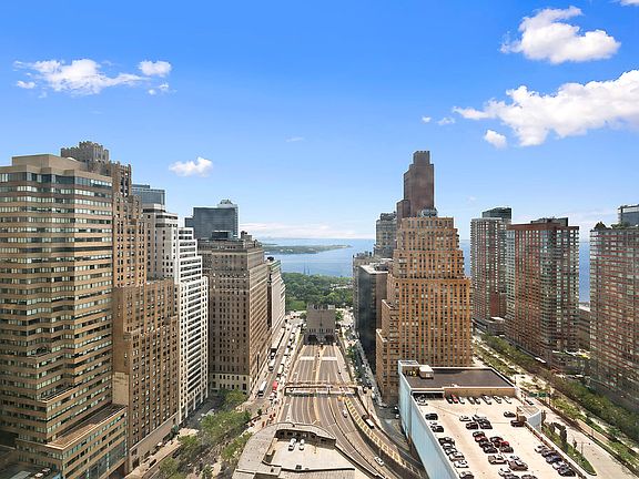 4th image of 88 Greenwich St #01
