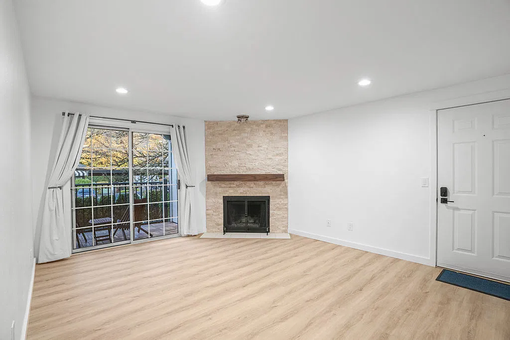 2 bed, 988 sqft, $3,200 — Photo 3