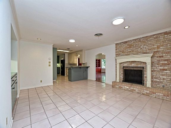 3rd image of 309 Laurelwood Trl