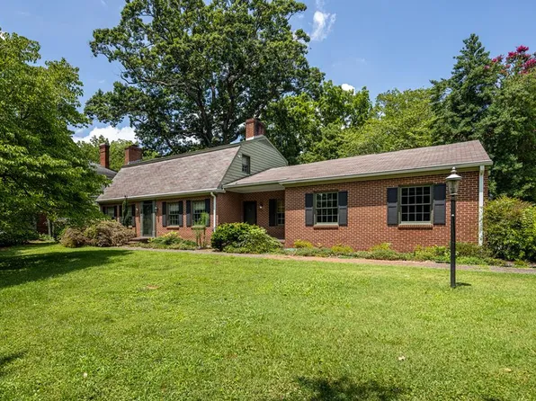 301 Canterbury Dr, Halifax, VA 24558