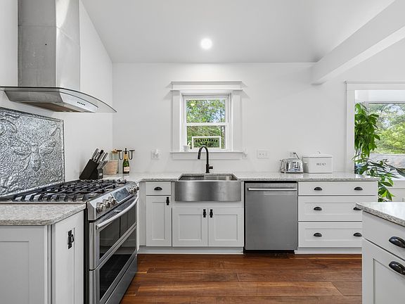 3rd image of 104 Buckingham Cir