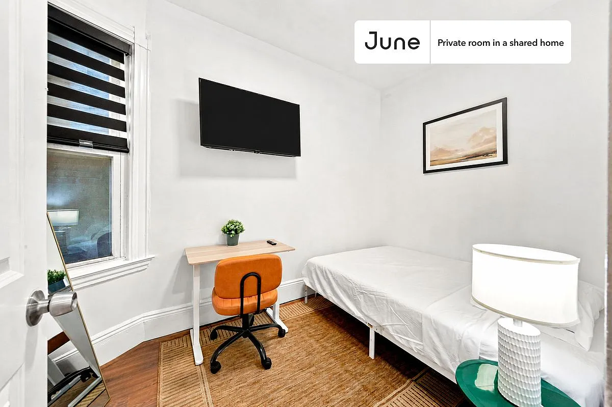 Full bedroom in 7 bed/2 bath home in Allston #834 E — Photo 1