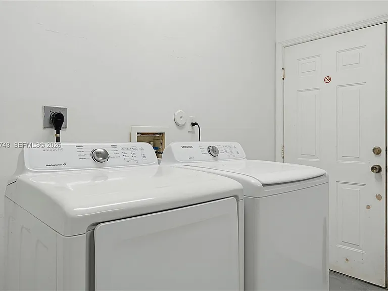 3393 NE 11th Dr — Photo 29