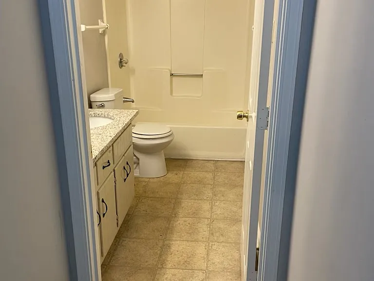 844 Park Pl NE #F — Photo 12