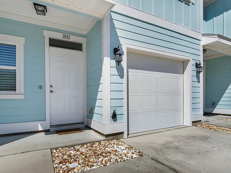 1881 Pointe Dr — Photo 2
