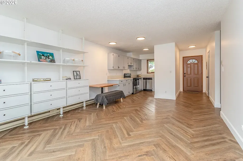 2 bed, 750 sqft, $1,600 — Photo 3