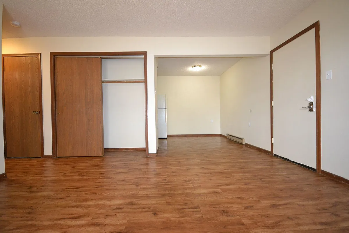 Building Photo - 710 Elm Dr