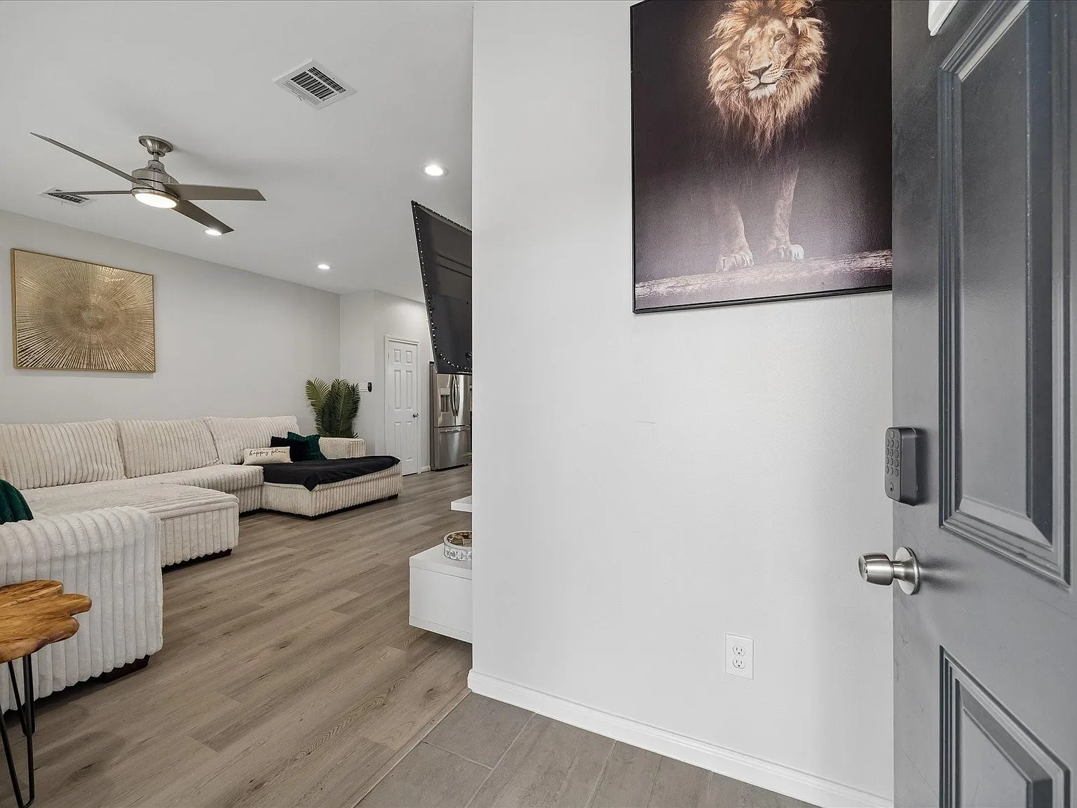 4 bed, 2.5 bath, 2093 sqft, $3,300 — Photo 2