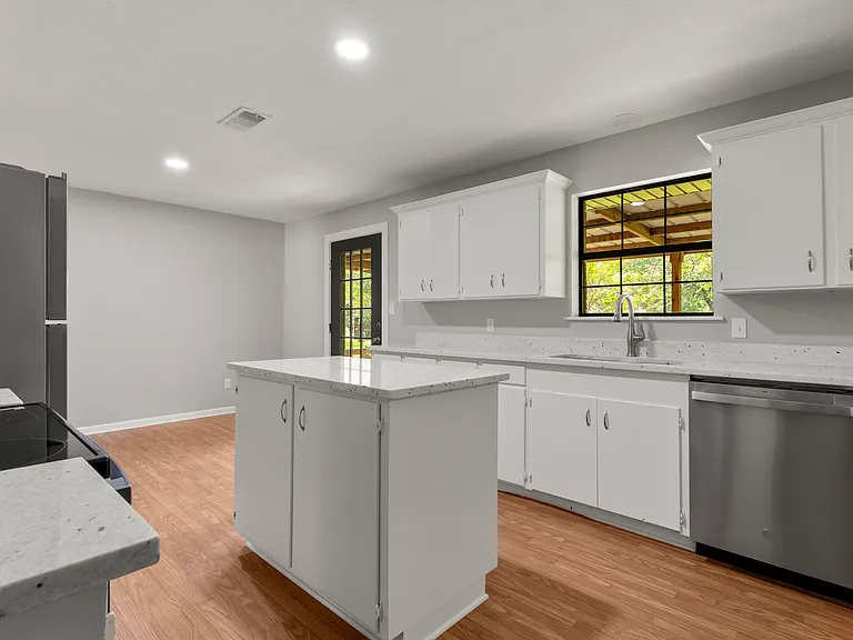 300 Oak Ln — Photo 12