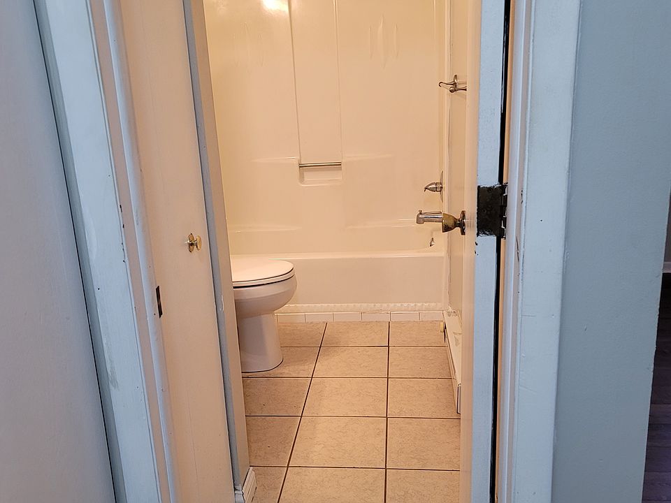 2nd image of 1861 S Sawburg Ave APT 3