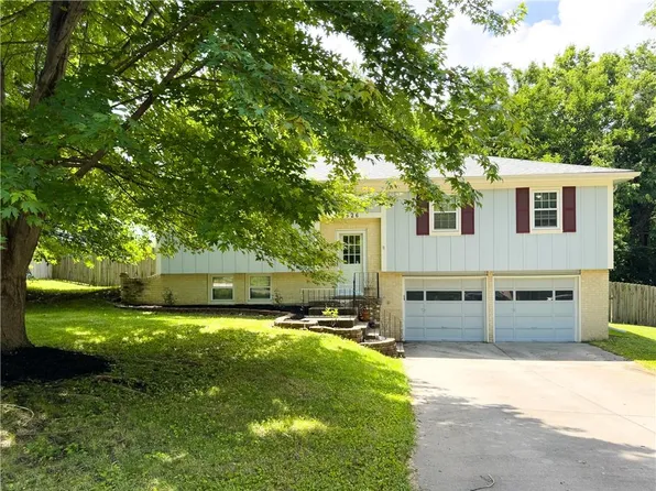 5526 Stearns St, Shawnee, KS 66203