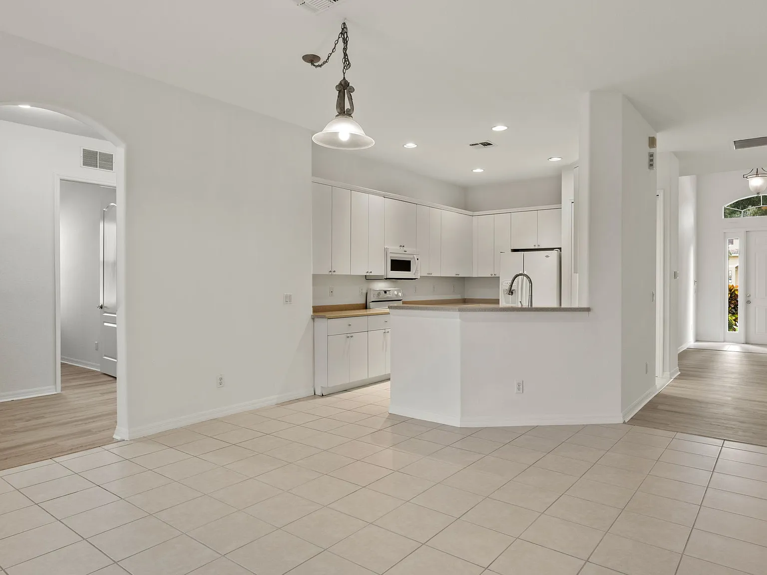 4 bed, 2558 sqft, $2,799 — Photo 2