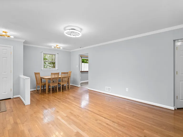 308 Clagett Dr — Photo 2