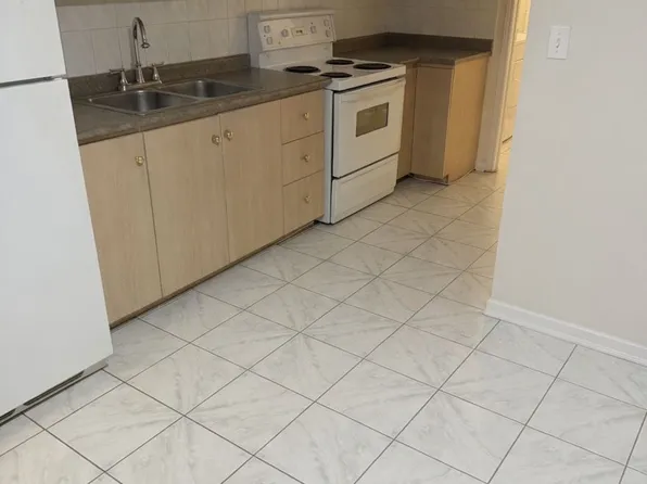 560 Garden Walk, Mississauga, ON L5W 1W1