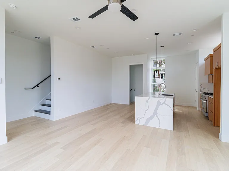 4210 Roseland Ave #104 — Photo 1
