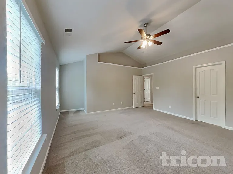 1129 Hawick Dr — Photo 8