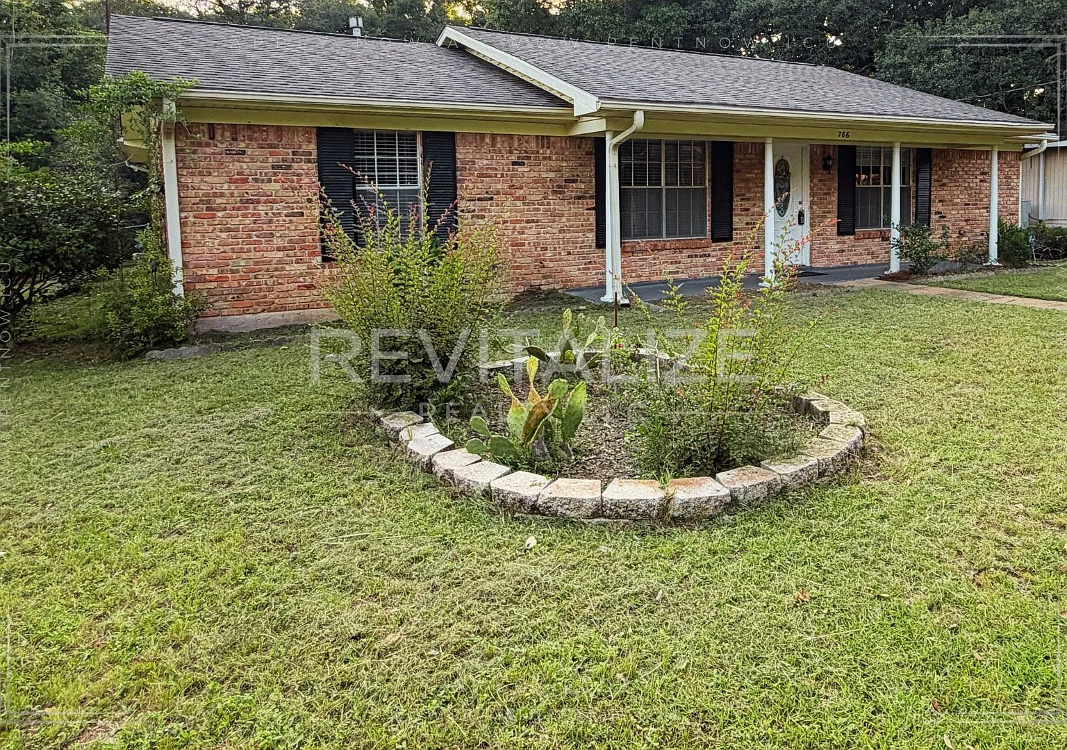 Charming, Spacious, 3BR/2BA Brick Home Mobile, AL — Photo 3