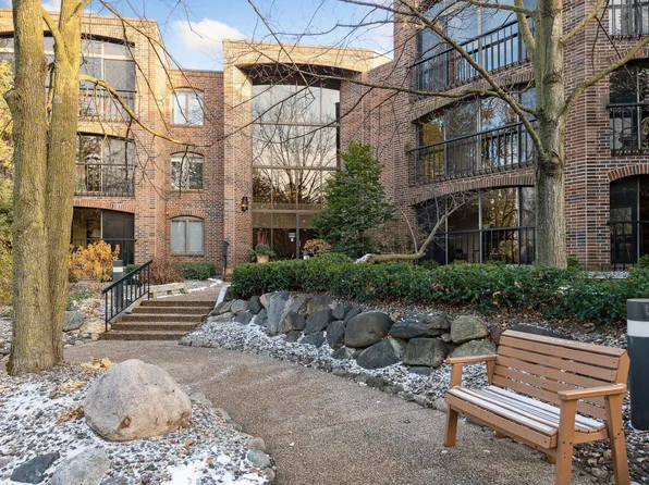 5501 Dewey Hill Rd APT 131, Edina, MN 55439