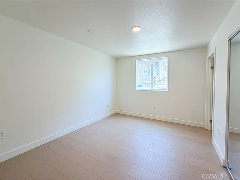 734 E 52nd St — Photo 12