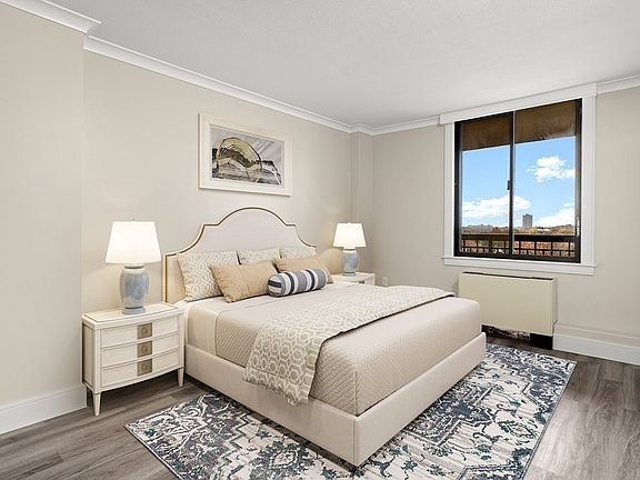 5th image of 60 Longwood Ave APT 810
