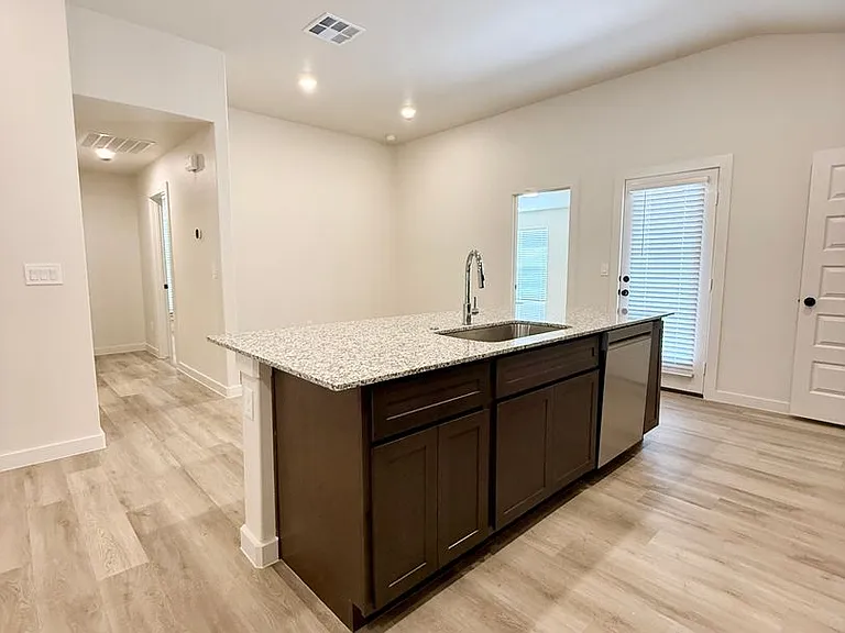 1207 Cottonwood Ave — Photo 6