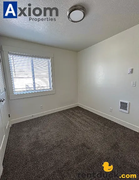 Beautiful 3 bedroom 1 bathroom apartment available now! — Photo 7