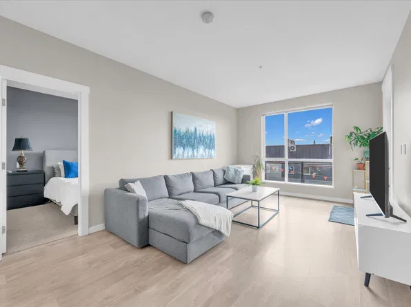 625 E 3rd St #303, North Vancouver, BC V7L 1E6