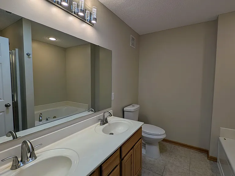 594 Sutherland Dr — Photo 6