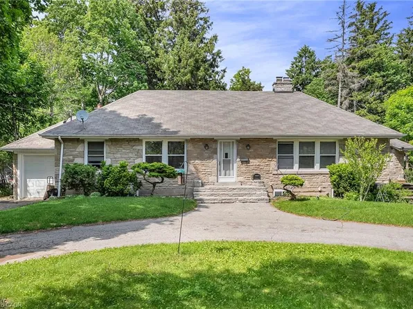 11 Ben Machree Dr, Mississauga, ON L5H 2S2