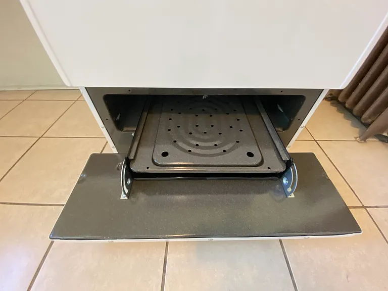 The range also has a broiler located below.