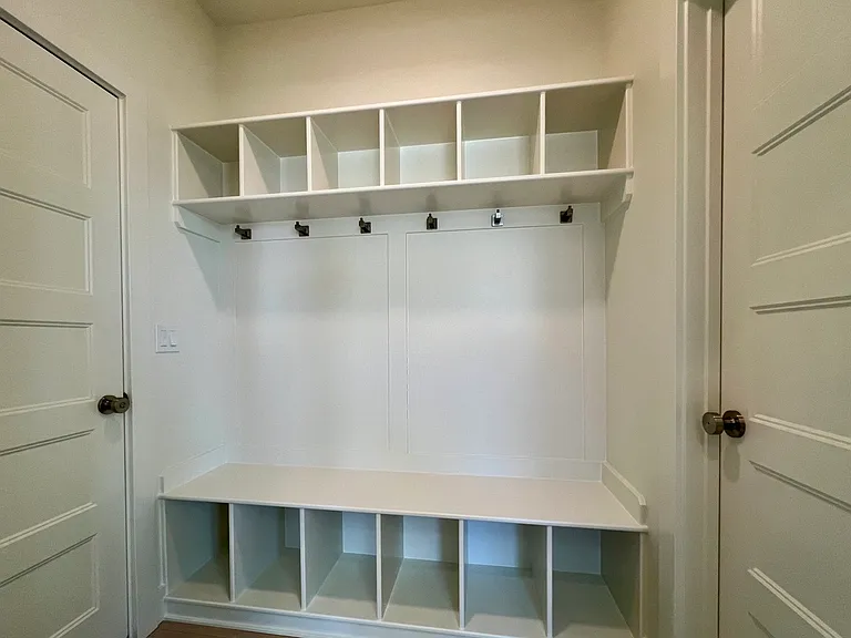 1431 N Meadowglen Ave — Photo 14