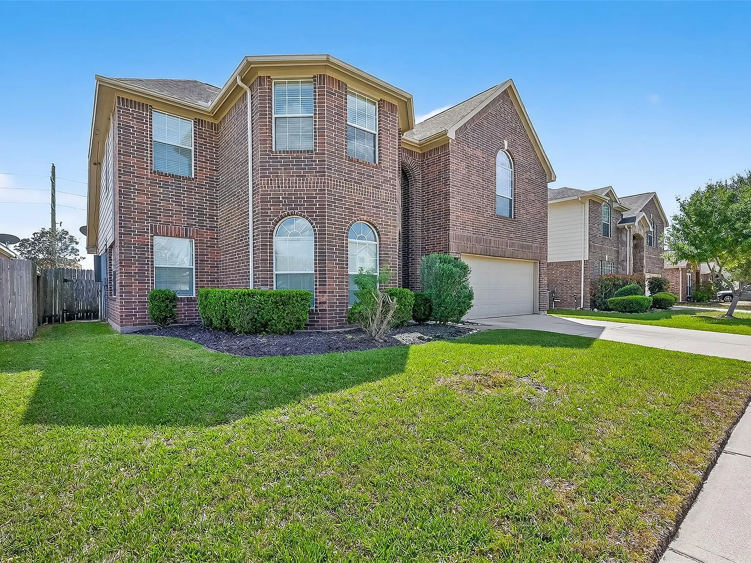 5 bed, 2.5 bath, 2827 sqft, $2,500 — Photo 3