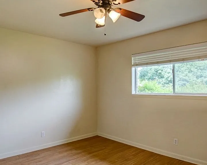 403 Earl Dr — Photo 5