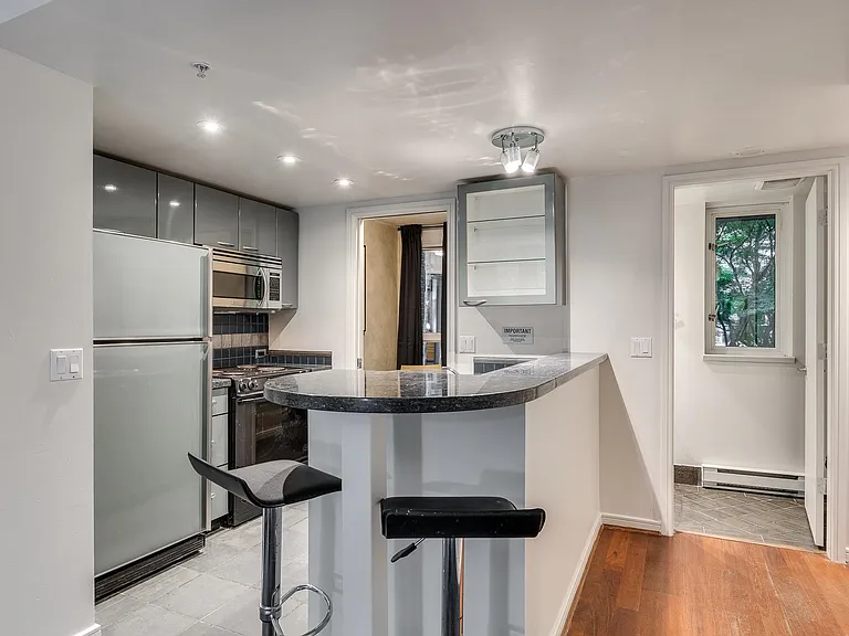 887 Helmcken St #TH — Photo 6