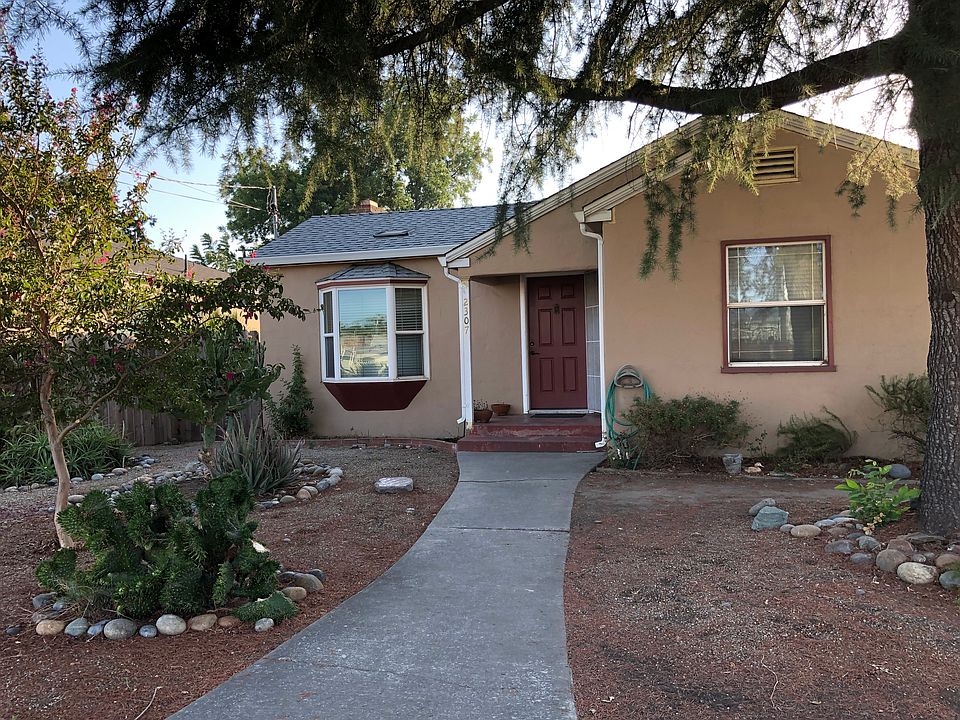 Charmer w/over 2000sq ft!